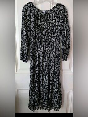 Black and White Leaf-Print Long Sleeve Dress